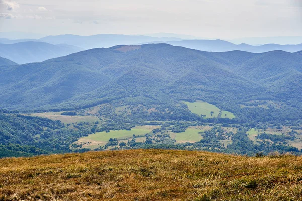 Bella vista panoramica sulle montagne Bieszczady all'inizio dell'autunno, Bieszczady National Park (polacco: Bieszczadzki Park Narodowy), Polonia . — Foto Stock