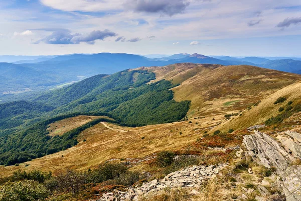 Güzel panoramik Bieszczady Dağlar erken sonbaharda, Bieszczady Milli Parkı (Lehçe: Bieszczadzki Park Narodowy), Polonya.