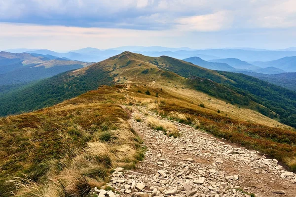 Güzel panoramik Bieszczady Dağlar erken sonbaharda, Bieszczady Milli Parkı (Lehçe: Bieszczadzki Park Narodowy), Polonya. — Stok fotoğraf