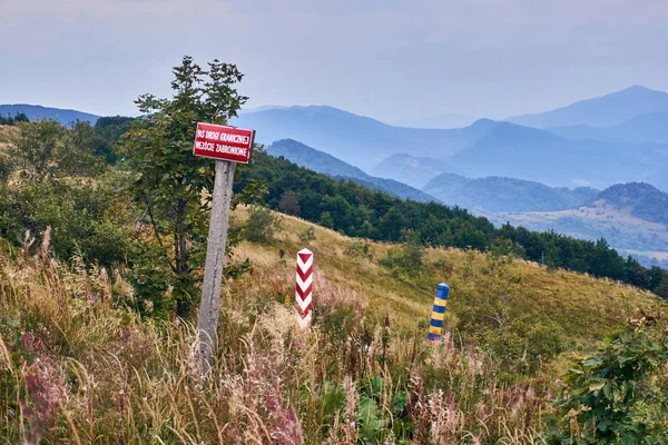 Frontière entre la Pologne et l'Ukraine, postes frontières. Les montagnes de Bieszczady au début de l'automne, parc national de Bieszczady (polonais : Bieszczadzki Park Narodowy), Pologne . — Photo