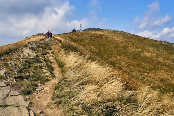 Hermosa vista panorámica de las montañas Bieszczady a principios de otoño, Parque Nacional Bieszczady (polaco: Parque Bieszczadzki Narodowy), Polonia . —  Fotos de Stock