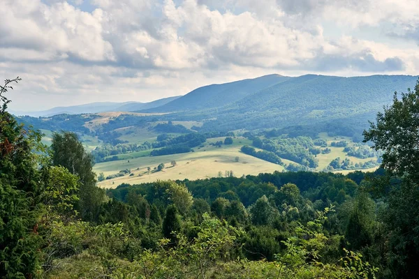 Bella vista panoramica sulle montagne Bieszczady all'inizio dell'autunno, Bieszczady National Park (polacco: Bieszczadzki Park Narodowy), Polonia . — Foto Stock