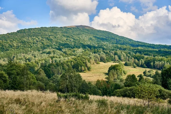 Vacker panoramautsikt över Bieszczady-bergen i början av hösten, Bieszczady National Park (polska: Bieszczadzki Park Narodowy), Polen. — Stockfoto