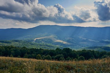 Güzel panoramik Bieszczady Dağlar erken sonbaharda, Bieszczady Milli Parkı (Lehçe: Bieszczadzki Park Narodowy), Polonya.