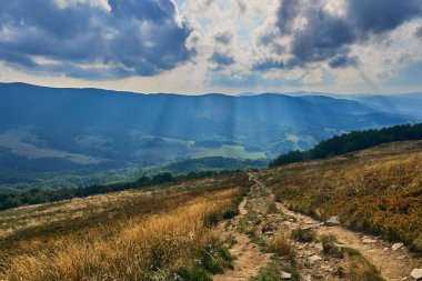 Güzel panoramik Bieszczady Dağlar erken sonbaharda, Bieszczady Milli Parkı (Lehçe: Bieszczadzki Park Narodowy), Polonya.