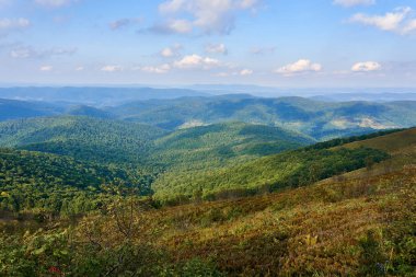 Güzel panoramik Bieszczady Dağlar erken sonbaharda, Bieszczady Milli Parkı (Lehçe: Bieszczadzki Park Narodowy), Polonya.