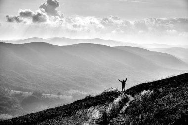 Özgürlük, adam ellerini günbatımı üzerinde yayılır. Güzel panoramik Bieszczady Dağlar erken sonbaharda, Bieszczady Milli Parkı (Lehçe: Bieszczadzki Park Narodowy), Polonya.
