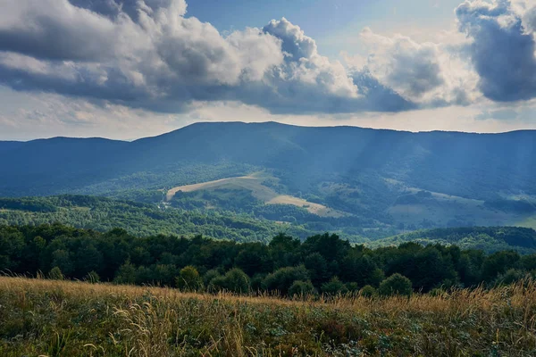 Vacker panoramautsikt över Bieszczady-bergen i början av hösten, Bieszczady National Park (polska: Bieszczadzki Park Narodowy), Polen. — Stockfoto