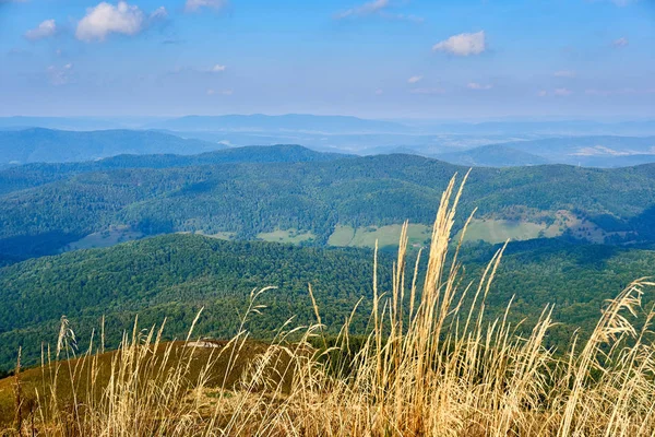 Bella vista panoramica sulle montagne Bieszczady all'inizio dell'autunno, Bieszczady National Park (polacco: Bieszczadzki Park Narodowy), Polonia . — Foto Stock