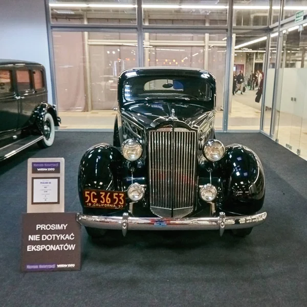 Varsovie, Pologne - 29 octobre 2017 : Packard Six 1937, vieille voiture classique rétro oldtimer brillante et brillante sur "Warsaw Moto Show 2017 ". — Photo