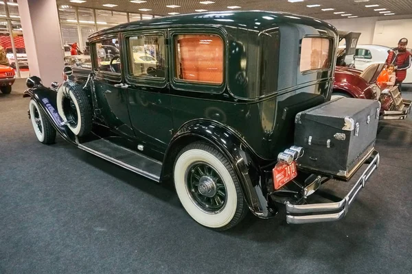 Varsovie, Pologne - 29 octobre 2017 : Packard Six 1937, vieille voiture classique rétro oldtimer brillante et brillante sur "Warsaw Moto Show 2017 ". — Photo