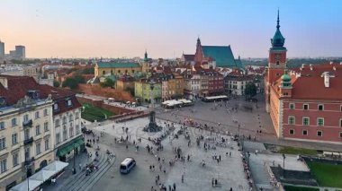 Varşova, Polonya - Ağustos 11 2017:4 k Timelapse: sütun Sigismund III Vasa ve Castle Square Varşova - Royal Castle, Polonya kralları eski resmi konutu önünde tarihi bir kare.