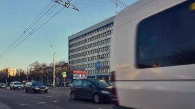 Brest, Bialorus - Aralık 26 2017:4 k Timelapse zoom ile: yayalar yaya geçidi Brest Şehir; Masherov Caddesi üzerinde yol çapraz Sovetskaya cadde ve Masherov avenue kesiştiği