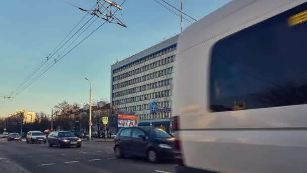 ブレスト Bialorus 2017 タイムラプス 歩行者 ブレスト市の Masherov アベニューに横断歩道で道路を横断ソビエツカヤ通りと Masherov 通りの交差点 — ストック動画