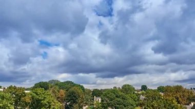 Timelapse yakınlaştırmak: güzel panoramik balkon için sıcak bir yaz günü kayan ve dramatik bulutlarda, Varşova, Polonya