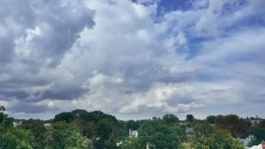 Timelapse: güzel panoramik balkon için sıcak bir yaz günü kayan ve dramatik bulutlarda, Varşova, Polonya