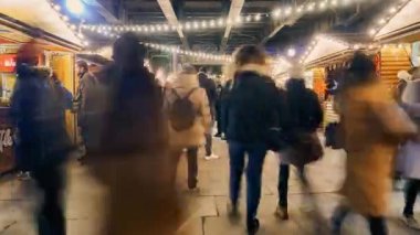 London, Büyük Britanya - Aralık 07 2017:4 k Timelapse: insan Nehri üzerinde Noel adil Noel zamanında Kraliçe nin yürüyüş, South Bank'ta, London