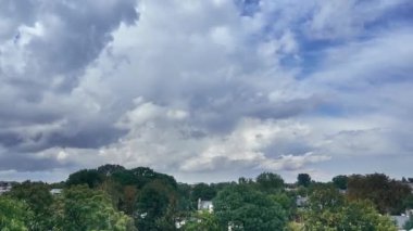 Timelapse yakınlaştırmak: güzel panoramik balkon için sıcak bir yaz günü kayan ve dramatik bulutlarda, Varşova, Polonya
