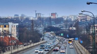 Varşova, Polonya - Mart 11 2018:4 k Timelapse Yakınlaştır: panoramik Viyadüğü Lazienkowska rota, sol ve sağ Vistula'nın Bankalar Varşova; bağlanma arkasında yeni uyku alanları Varşova görülebilir