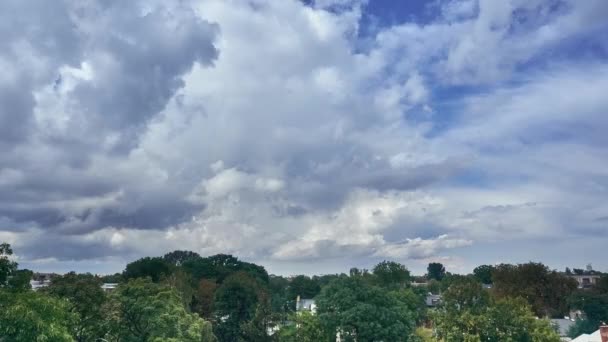 ワルシャワ ポーランドの夏の暑い日にフローティングと劇的な雲にバルコニーからタイムラプス 美しいパノラマ ビュー — ストック動画
