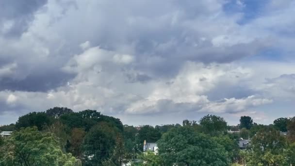 Timelapse 美丽的全景从阳台到漂浮和戏剧性的云彩在炎热的夏天在华沙 — 图库视频影像