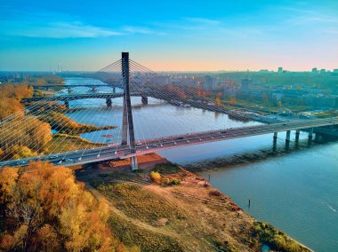 Swietokrzyski Köprüsü 'ne (Polonya: Swietokrzyski) ve Pge Narodowy veya Ulusal Stadyumu' na güzel panoramik hava manzarası - Polonya 'nın Varşova kentinde sonbahar akşamı gün batımında futbol stadyumu