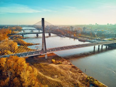 Swietokrzyski Köprüsü 'ne (Polonya: Swietokrzyski) ve Pge Narodowy veya Ulusal Stadyumu' na güzel panoramik hava manzarası - Polonya 'nın Varşova kentinde sonbahar akşamı gün batımında futbol stadyumu
