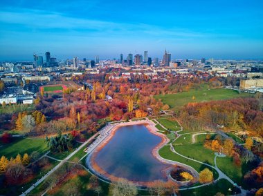 Polonya 'nın Varşova kentindeki Pola Mokotowskie' den günbatımında günbatımının muhteşem bir panoramik görüntüsü 