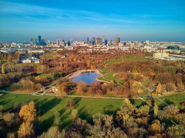 Polonya 'nın Varşova kentindeki Pola Mokotowskie' den günbatımında günbatımının muhteşem bir panoramik görüntüsü 