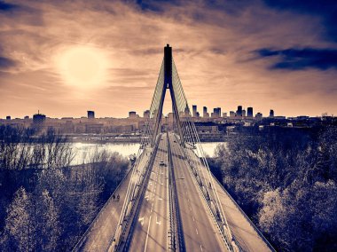 Swietokrzyski Köprüsü (İngilizce: Holy Cross Bridge), Polonya 'nın Varşova kentindeki Vistula nehrinin üzerinde, Kasım ayında günbatımında bulunan güzel panoramik hava manzaralı bir köprüdür.