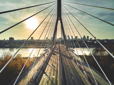 Varşova şehir merkezine gökdelenler ve bileşimin Köprüsü ile güzel panoramik hava dron gün batımı görünümü (tr: Kutsal haç Köprüsü)-Vistula Nehri Varşova, Polonya için bir Askılı köprü bitti