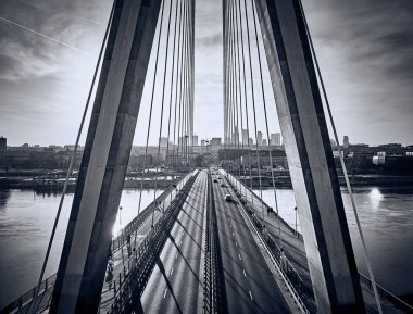 Varşova şehir merkezine gökdelenler ve bileşimin Köprüsü ile güzel panoramik hava dron gün batımı görünümü (tr: Kutsal haç Köprüsü)-Vistula Nehri Varşova, Polonya için bir Askılı köprü bitti