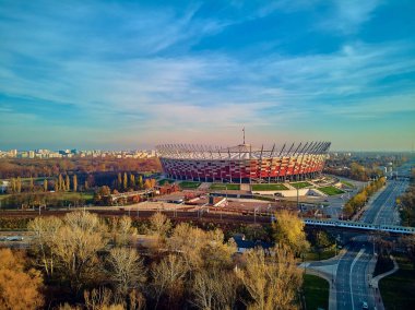Varşova, Polonya - 17 Kasım 2019: Gökdelen ve Pge Narodowy Ulusal Stadyumu (Polonya: Stadion Narodowy Narodowy)