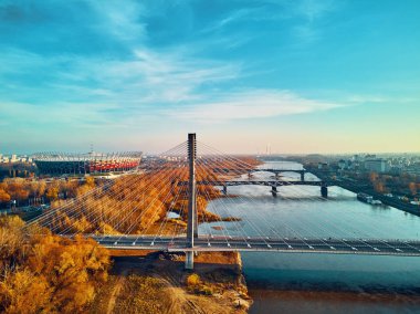 Swietokrzyski Köprüsü 'ne (Polonya: Swietokrzyski) ve Pge Narodowy veya Ulusal Stadyumu' na güzel panoramik hava manzarası - Polonya 'nın Varşova kentinde sonbahar akşamı gün batımında futbol stadyumu