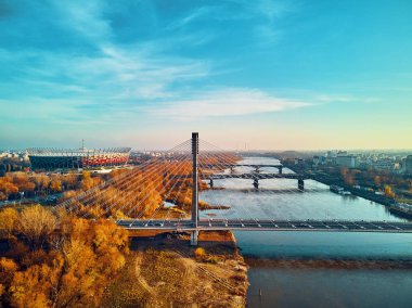 Swietokrzyski Köprüsü 'ne (Polonya: Swietokrzyski) ve Pge Narodowy veya Ulusal Stadyumu' na güzel panoramik hava manzarası - Polonya 'nın Varşova kentinde sonbahar akşamı gün batımında futbol stadyumu