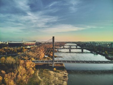 Swietokrzyski Köprüsü 'ne (Polonya: Swietokrzyski) ve Pge Narodowy veya Ulusal Stadyumu' na güzel panoramik hava manzarası - Polonya 'nın Varşova kentinde sonbahar akşamı gün batımında futbol stadyumu