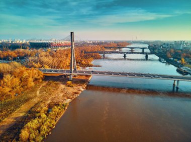 Swietokrzyski Köprüsü 'ne (Polonya: Swietokrzyski) ve Pge Narodowy veya Ulusal Stadyumu' na güzel panoramik hava manzarası - Polonya 'nın Varşova kentinde sonbahar akşamı gün batımında futbol stadyumu