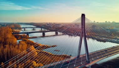 Swietokrzyski Köprüsü 'ne (Polonya: Swietokrzyski) ve Pge Narodowy veya Ulusal Stadyumu' na güzel panoramik hava manzarası - Polonya 'nın Varşova kentinde sonbahar akşamı gün batımında futbol stadyumu