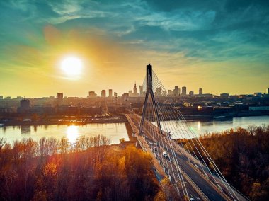 Varşova şehir merkezine gökdelenler ve bileşimin Köprüsü ile güzel panoramik hava dron gün batımı görünümü (tr: Kutsal haç Köprüsü)-Vistula Nehri Varşova, Polonya için bir Askılı köprü bitti