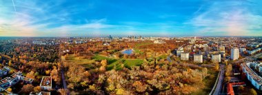 Polonya 'nın Varşova kentindeki Pola Mokotowskie' den günbatımında günbatımının muhteşem bir panoramik görüntüsü 
