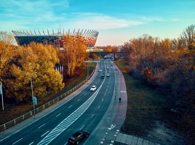Varşova, Polonya - 17 Kasım 2019: Gökdelen ve Pge Narodowy Ulusal Stadyumu (Polonya: Stadion Narodowy Narodowy)