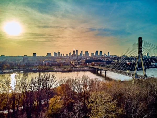 Hermosa vista panorámica del atardecer del dron aéreo al centro de Varsovia con rascacielos y el puente Swietokrzyski (en: Holy Cross Bridge) es un puente de cable sobre el río Vístula en Varsovia, Polonia — Foto de Stock