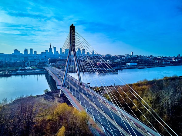 Bellissima vista panoramica sul ponte Swietokrzyski (in inglese: Holy Cross Bridge) - è un ponte cablato sul fiume Vistola a Varsavia, Polonia, in autunno novembre sera al tramonto — Foto Stock