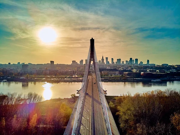 Hermosa vista panorámica de dsrone aéreo al puente Swietokrzyski (Inglés: Holy Cross Bridge) es un puente de cable sobre el río Vístula en Varsovia, Polonia en otoño por la noche de noviembre al atardecer — Foto de Stock
