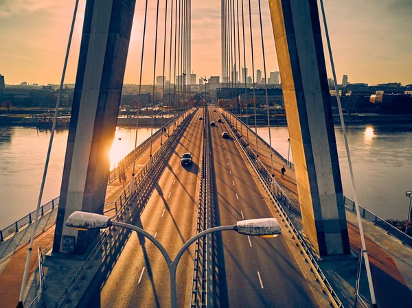 Bela vista panorâmica do pôr-do-sol do drone aéreo para o centro da cidade de Varsóvia com arranha-céus e a ponte Swietokrzyski (En: Holy Cross Bridge) é uma ponte suspensa por cabo sobre o rio Vístula em Varsóvia, Polônia — Fotografia de Stock