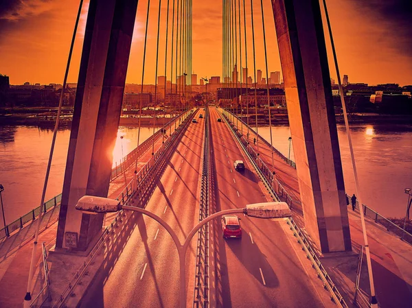 Hermosa vista panorámica del atardecer del dron aéreo al centro de Varsovia con rascacielos y el puente Swietokrzyski (en: Holy Cross Bridge) es un puente de cable sobre el río Vístula en Varsovia, Polonia — Foto de Stock