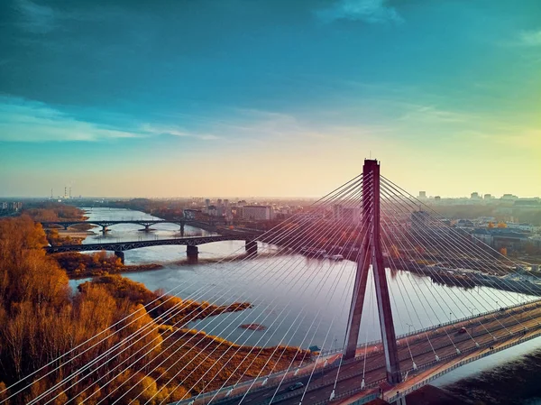 Beautiful panoramic air dsrone view to Swietokrzyski Bridge (польська: Swietokrzyski) and The Pge Narodowy or National Stadium - футбольний стадіон у Варшаві, Польща осіннього вечора на заході сонця. — стокове фото