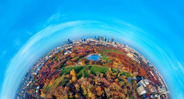 A beautiful panoramic view of the sunset in a fabulous November autumn evening at sunset from drone at Pola Mokotowskie in Warsaw, Poland - Mokotow Field is a large park called "Jozef Pilsudski Park" — Stock Photo, Image