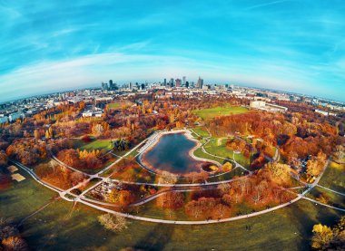 Polonya 'nın Varşova kentindeki Pola Mokotowskie' den günbatımında günbatımının muhteşem bir panoramik görüntüsü 