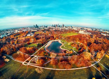 Polonya 'nın Varşova kentindeki Pola Mokotowskie' den günbatımında günbatımının muhteşem bir panoramik görüntüsü 
